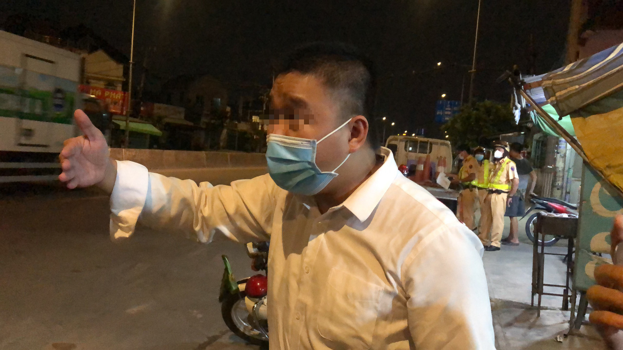Người đàn ông lý sự: "Chỉ thị 16 không có yêu cầu phải có giấy xét nghiệm âm tính mới được vào TP HCM"