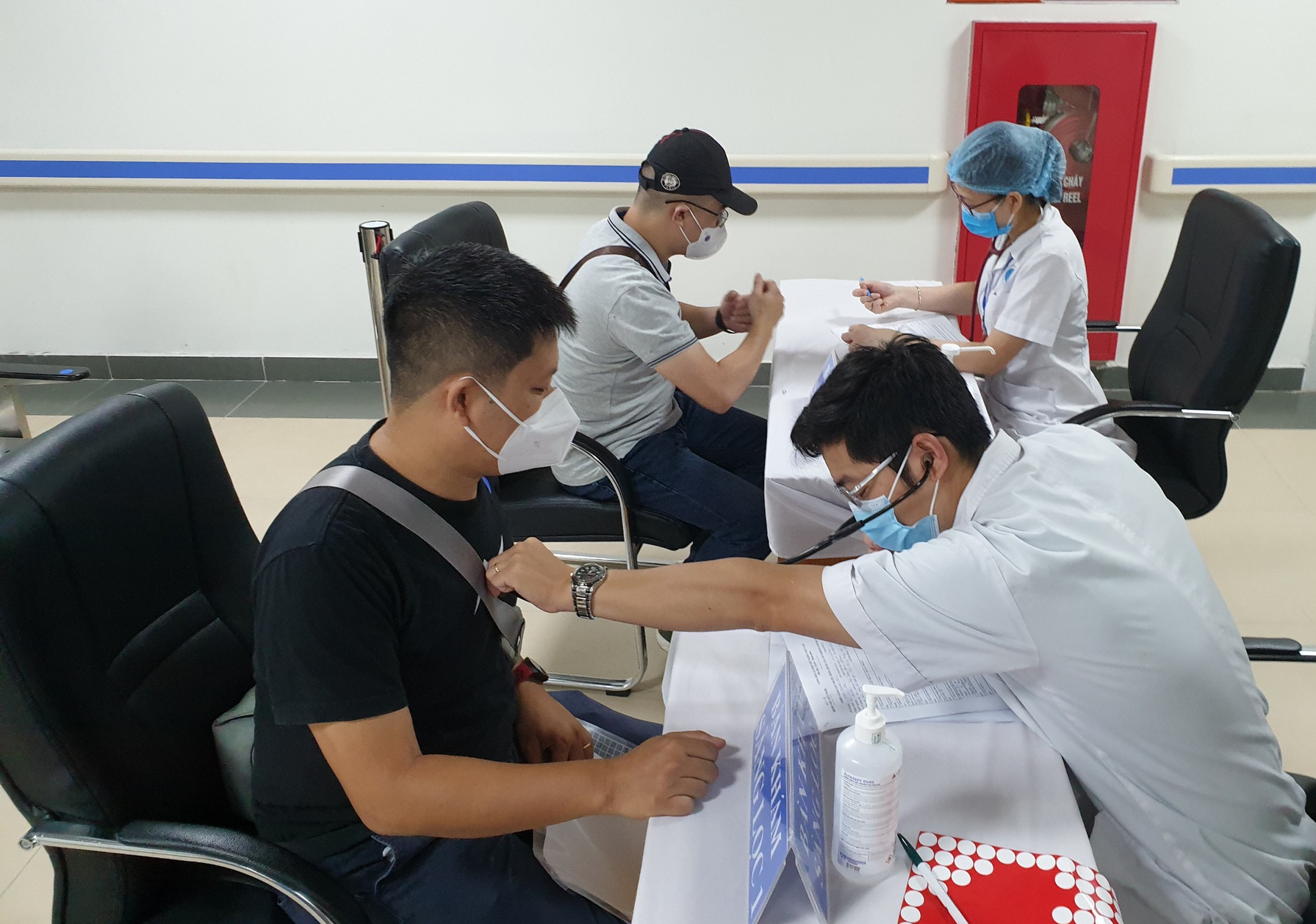 Gia tăng phản ứng thông thường khi tiêm hai loại vắc-xin Covid-19 khác nhau - Ảnh 1.