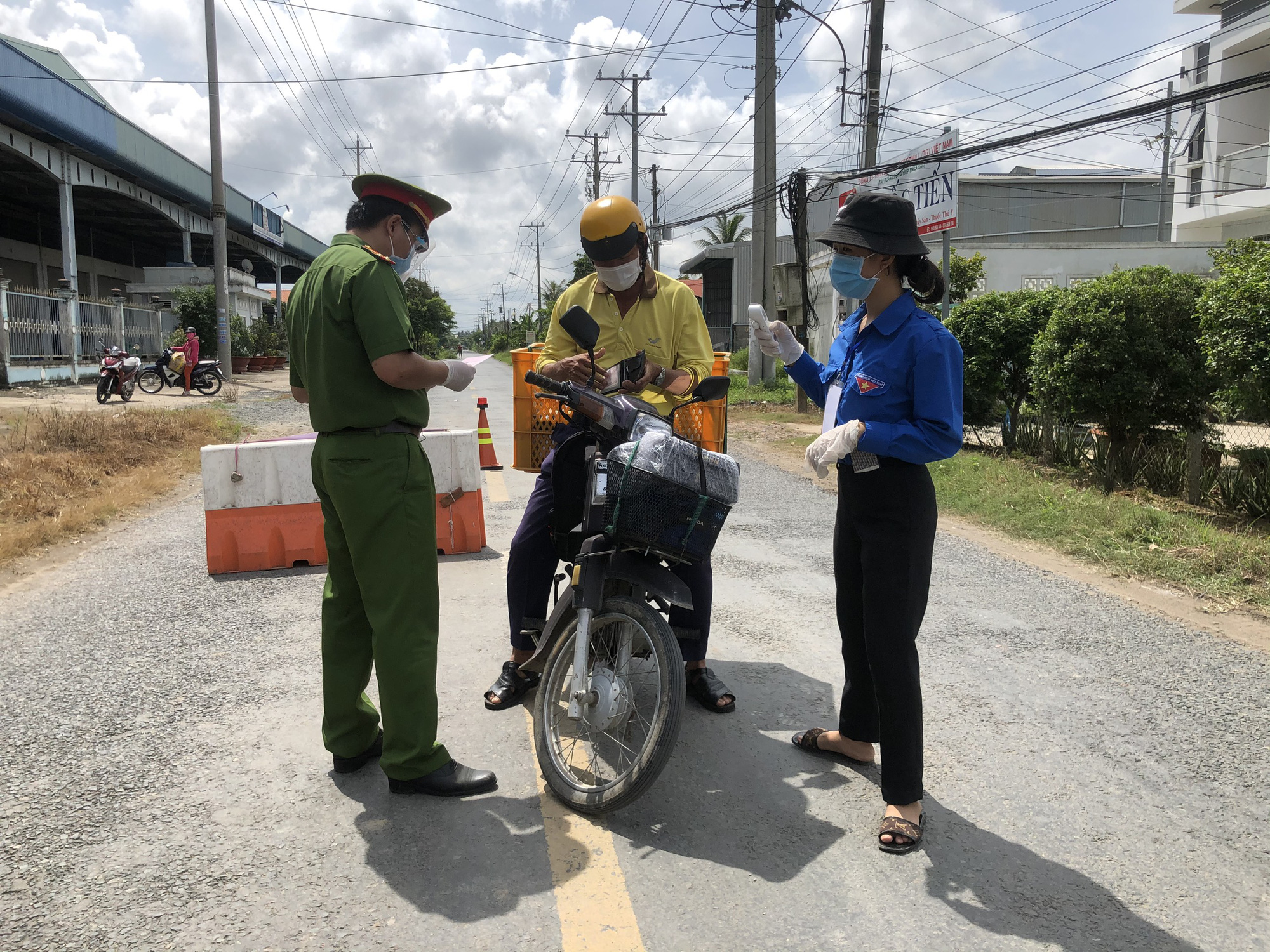 T&acirc;n B&iacute; thư Hậu Giang kiểm tra thực tế, 7 địa phương khẩn trương dập dịch Covid-19 - Ảnh 5.