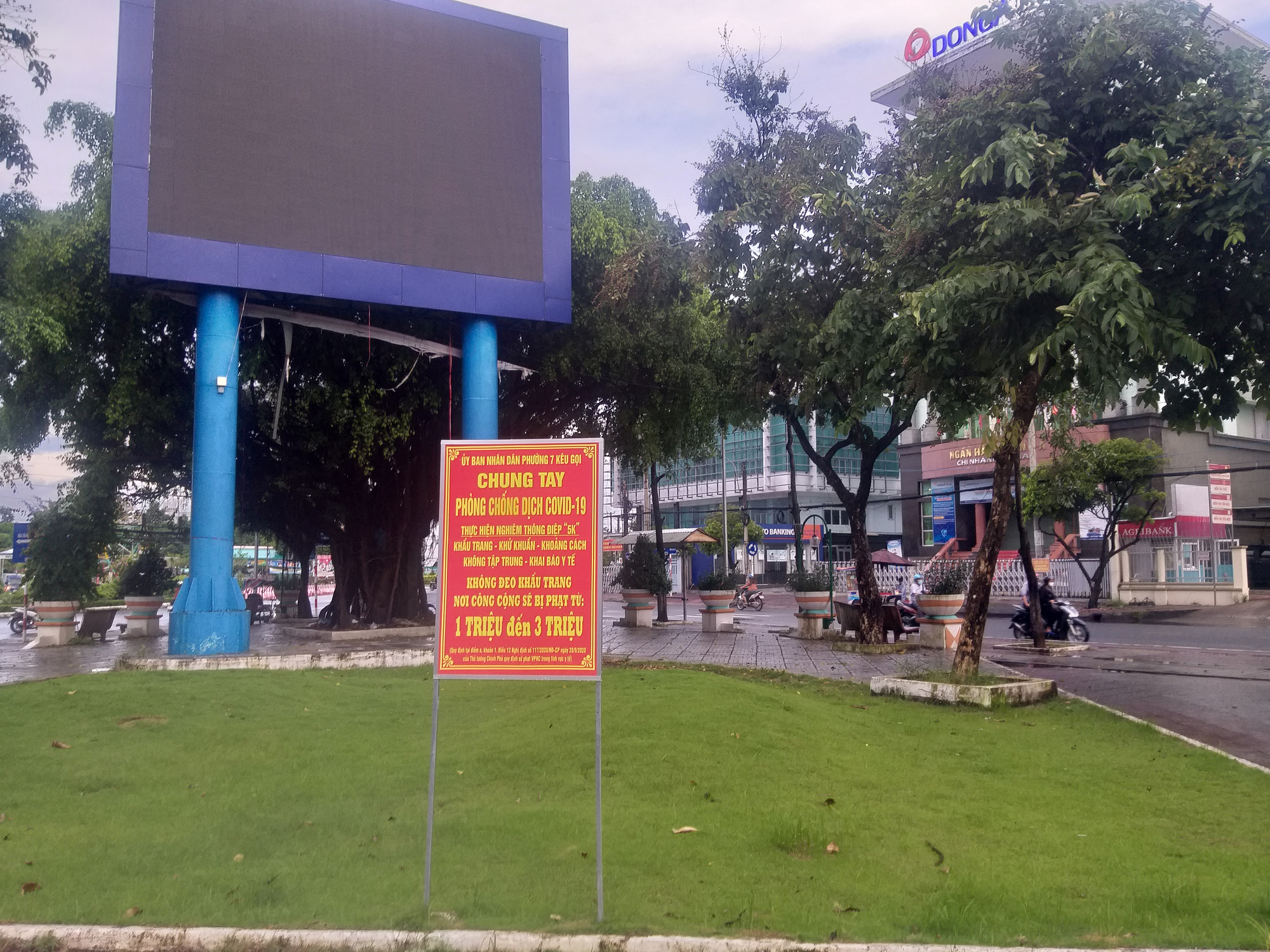T&acirc;n B&iacute; thư Hậu Giang kiểm tra thực tế, 7 địa phương khẩn trương dập dịch Covid-19 - Ảnh 10.