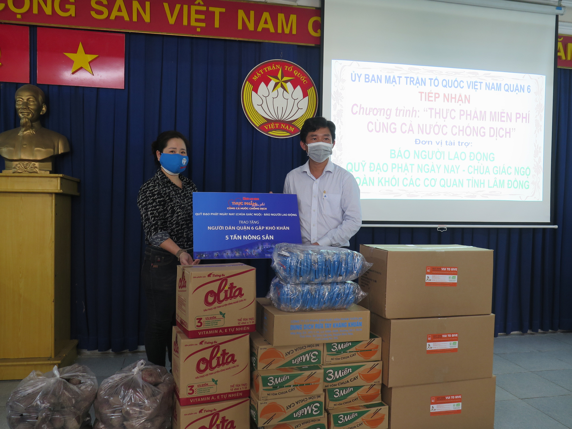 Chương tr&igrave;nh Thực phẩm miễn ph&iacute; c&ugrave;ng cả nước chống dịch đến với người d&acirc;n quận 6, TP HCM - Ảnh 3.
