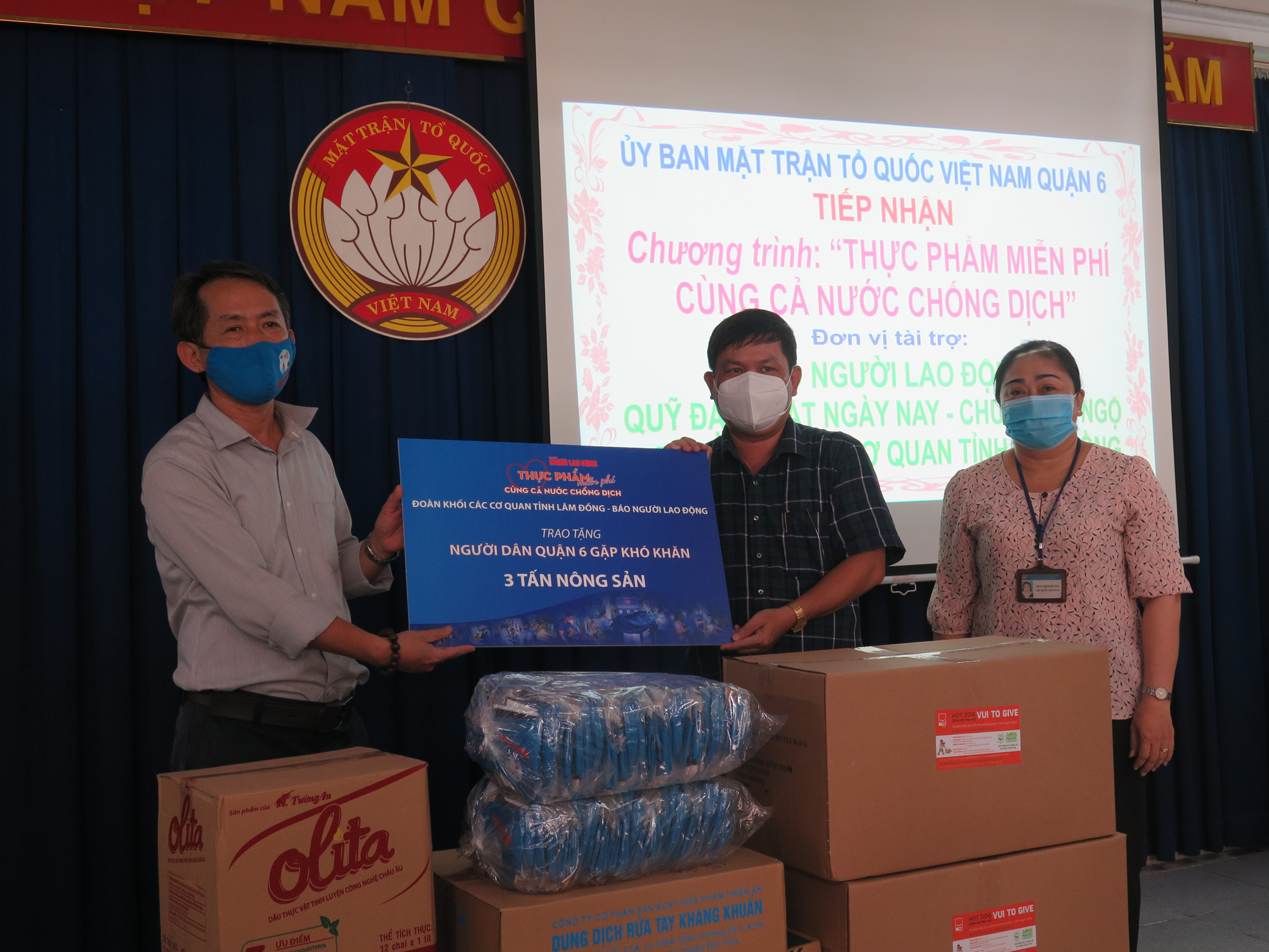 Chương tr&igrave;nh Thực phẩm miễn ph&iacute; c&ugrave;ng cả nước chống dịch đến với người d&acirc;n quận 6, TP HCM - Ảnh 1.