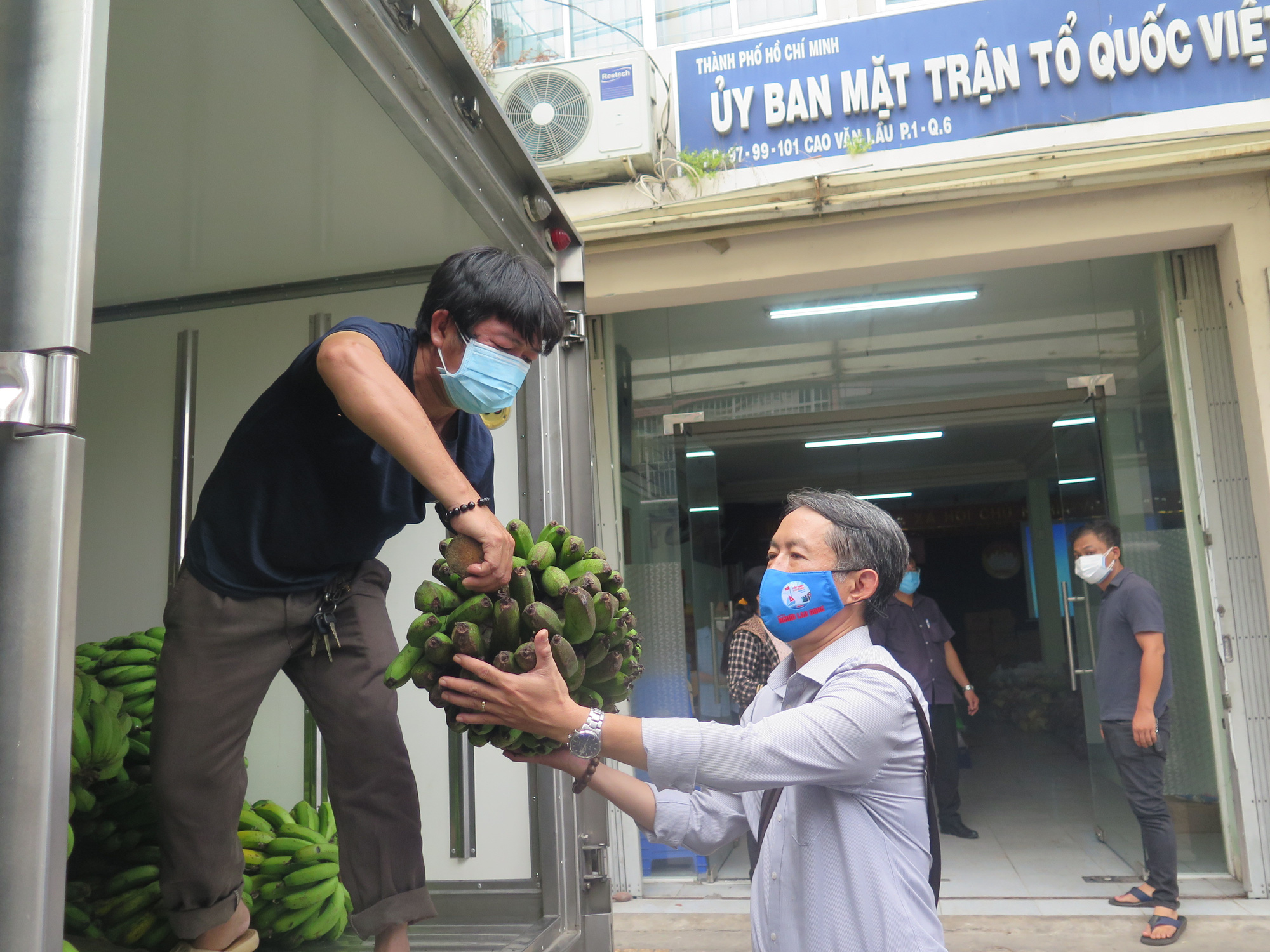 Chương tr&igrave;nh Thực phẩm miễn ph&iacute; c&ugrave;ng cả nước chống dịch đến với người d&acirc;n quận 6, TP HCM - Ảnh 4.