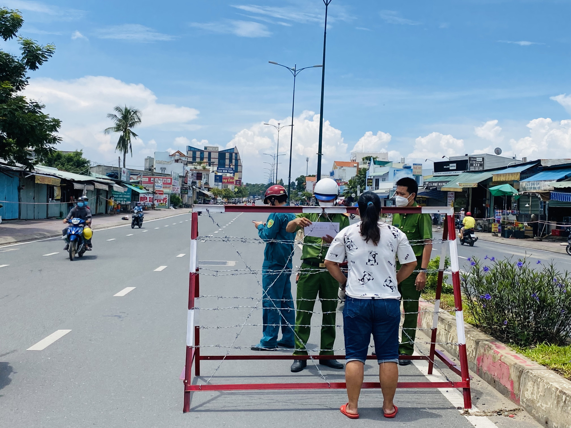 CLIP: Một đoạn đường L&ecirc; Văn Việt ở TP Thủ Đức bị phong tỏa từ 12 giờ ng&agrave;y 14-7 - Ảnh 3.