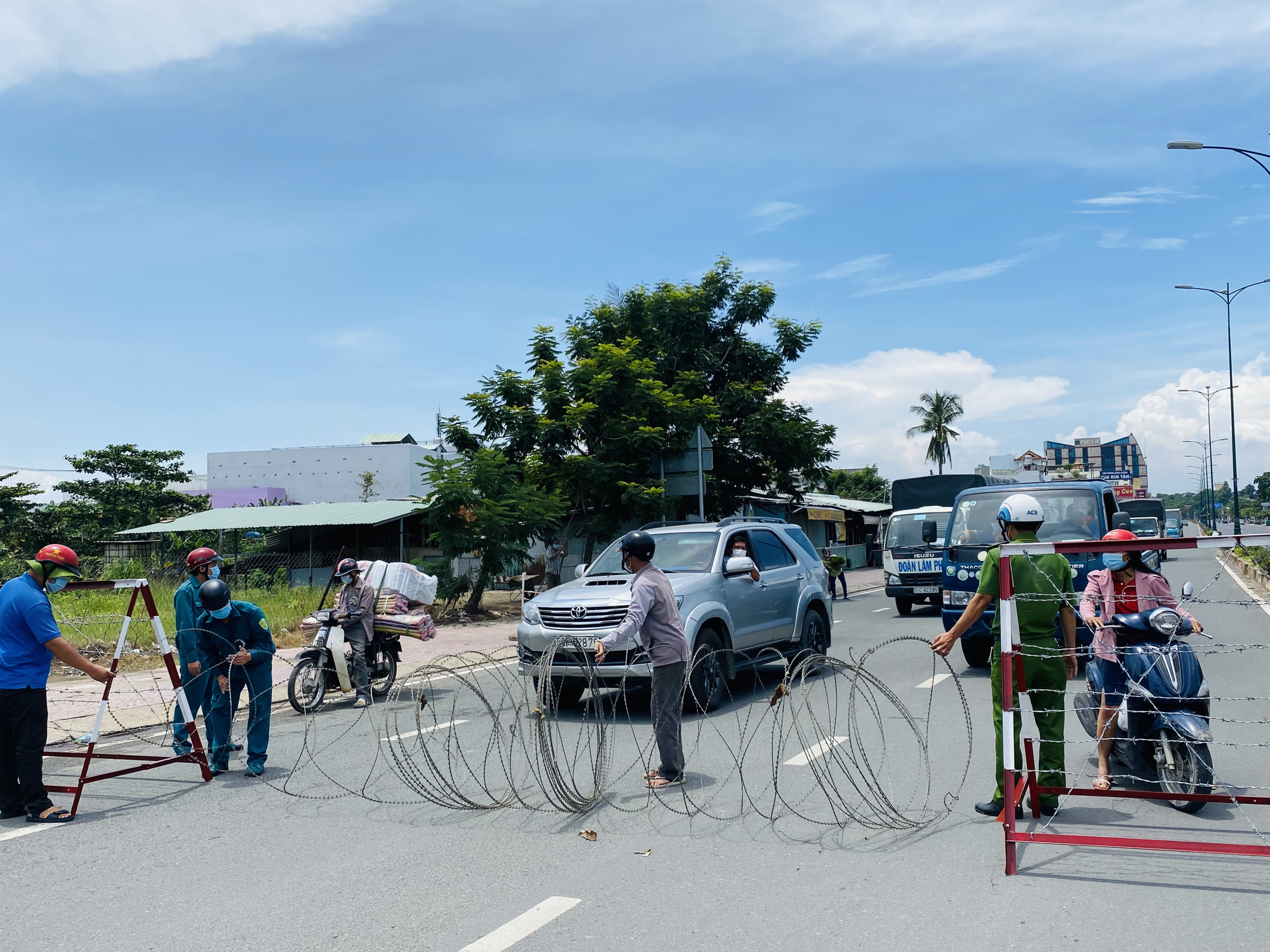 CLIP: Một đoạn đường Lê Văn Việt ở TP Thủ Đức bị phong tỏa từ 12 giờ ngày 14-7