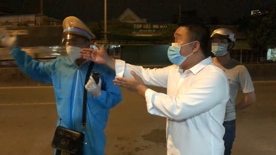 Người đàn ông lý sự: Chỉ thị 16 không có yêu cầu phải có giấy xét nghiệm âm tính mới được vào TP HCM - Ảnh 1.