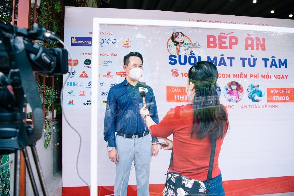 Hội Doanh nhân trẻ Việt Nam nấu hàng ngàn suất ăn cho tuyến đầu chống dịch và người nghèo - Ảnh 1.