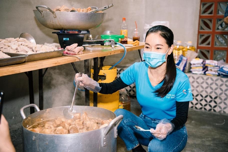 Hội Doanh nhân trẻ Việt Nam nấu hàng ngàn suất ăn cho tuyến đầu chống dịch và người nghèo