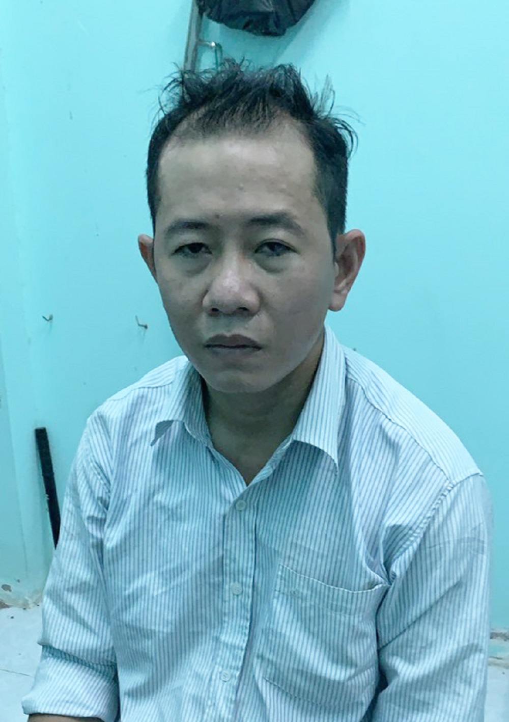 Gã đàn ông chém chết hàng xóm chỉ vì mái tôn lấn ranh nhà - Ảnh 1.