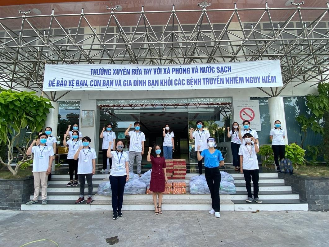 Hội Doanh nhân trẻ Việt Nam nấu hàng ngàn suất ăn cho tuyến đầu chống dịch và người nghèo - Ảnh 3.