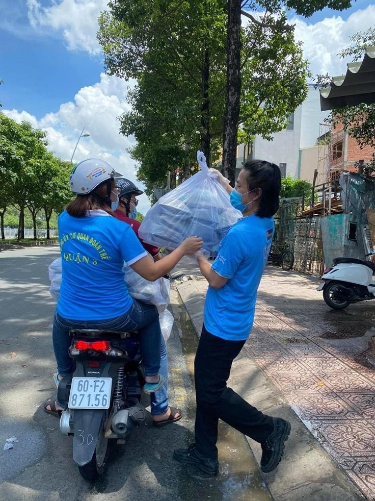 Hội Doanh nhân trẻ Việt Nam nấu hàng ngàn suất ăn cho tuyến đầu chống dịch và người nghèo - Ảnh 4.