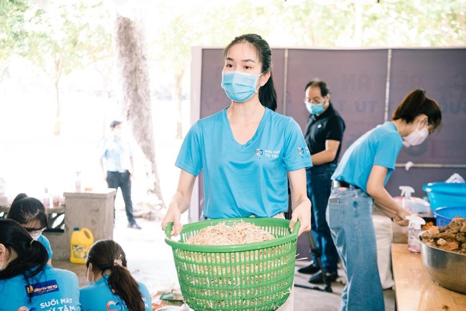 Hội Doanh nhân trẻ Việt Nam nấu hàng ngàn suất ăn cho tuyến đầu chống dịch và người nghèo - Ảnh 7.