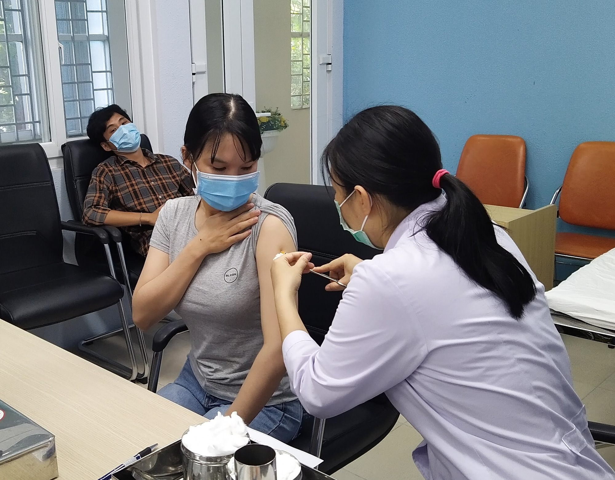 Ti&ecirc;m vắc-xin mũi 1 AstraZeneca, mũi 2 Pfizer: nghi&ecirc;n cứu thế giới n&oacute;i g&igrave;? - Ảnh 1.