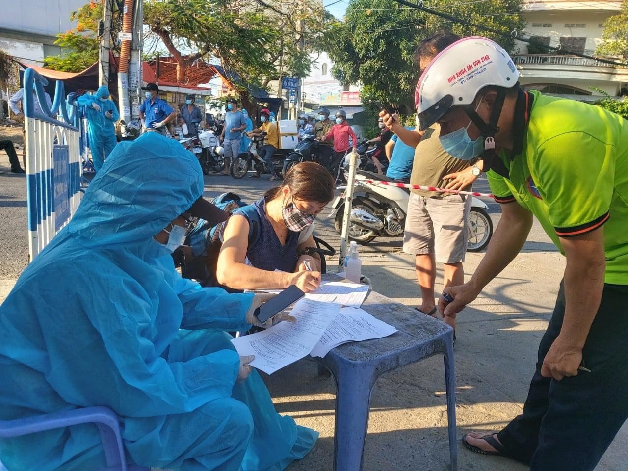 Nha Trang: Xử phạt gần 215 triệu đồng h&agrave;ng trăm trường hợp vi phạm gi&atilde;n c&aacute;ch x&atilde; hội - Ảnh 1.
