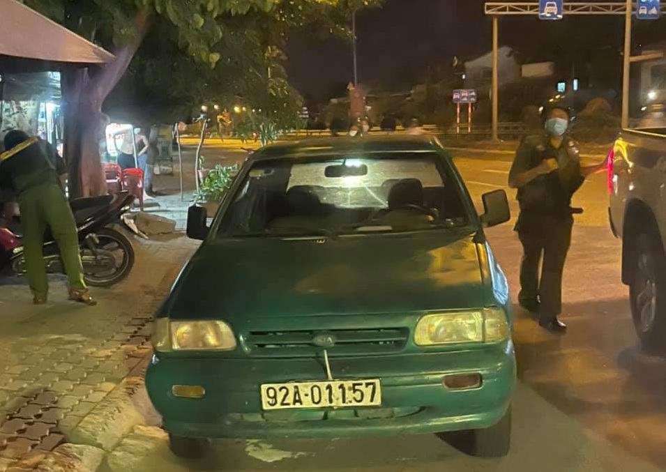 Ô tô “4 không” cố tình thông chốt kiểm soát dịch, suýt gây tai nạn