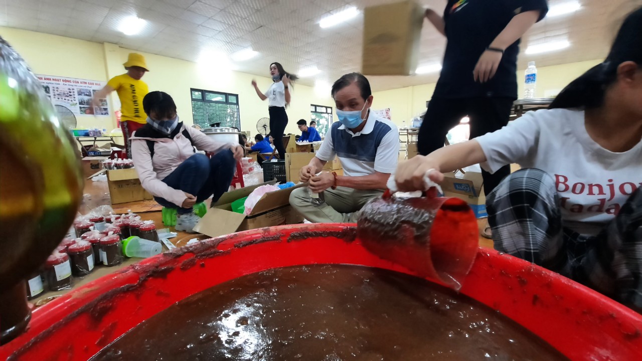 Món quà xứ Huế đậm đà nghĩa tình