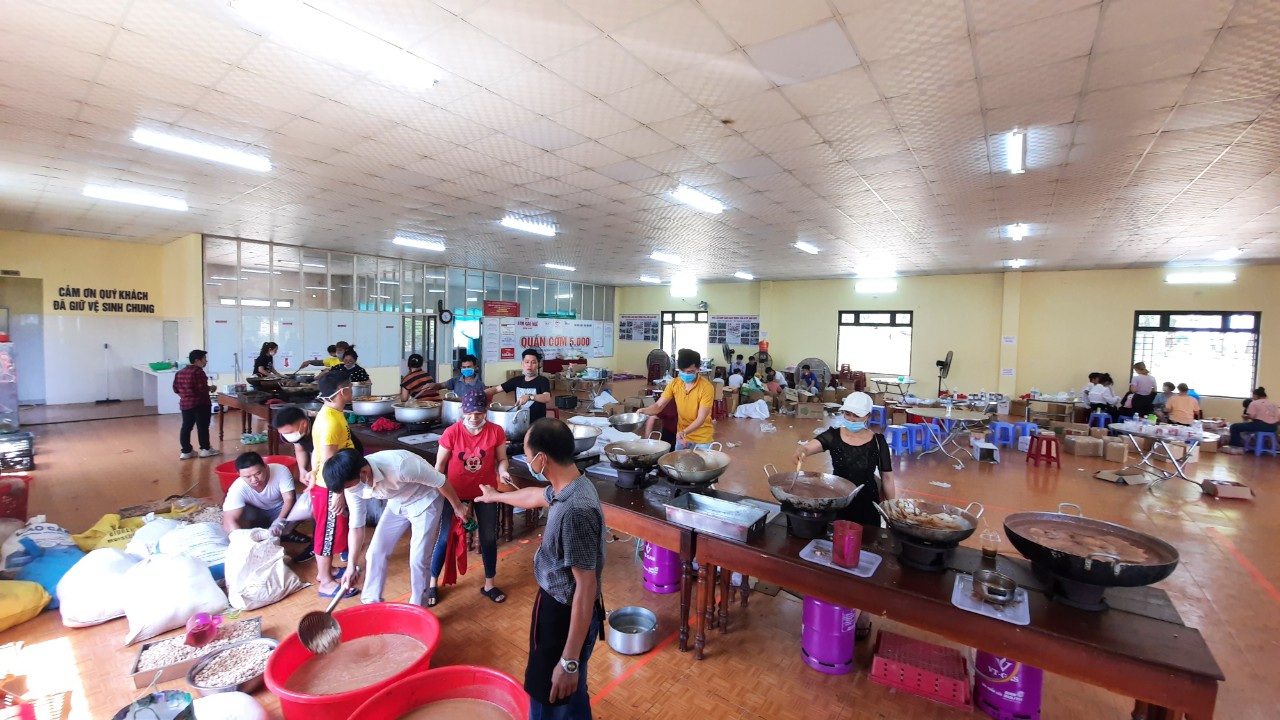 Món quà xứ Huế đậm đà nghĩa tình - Ảnh 1.