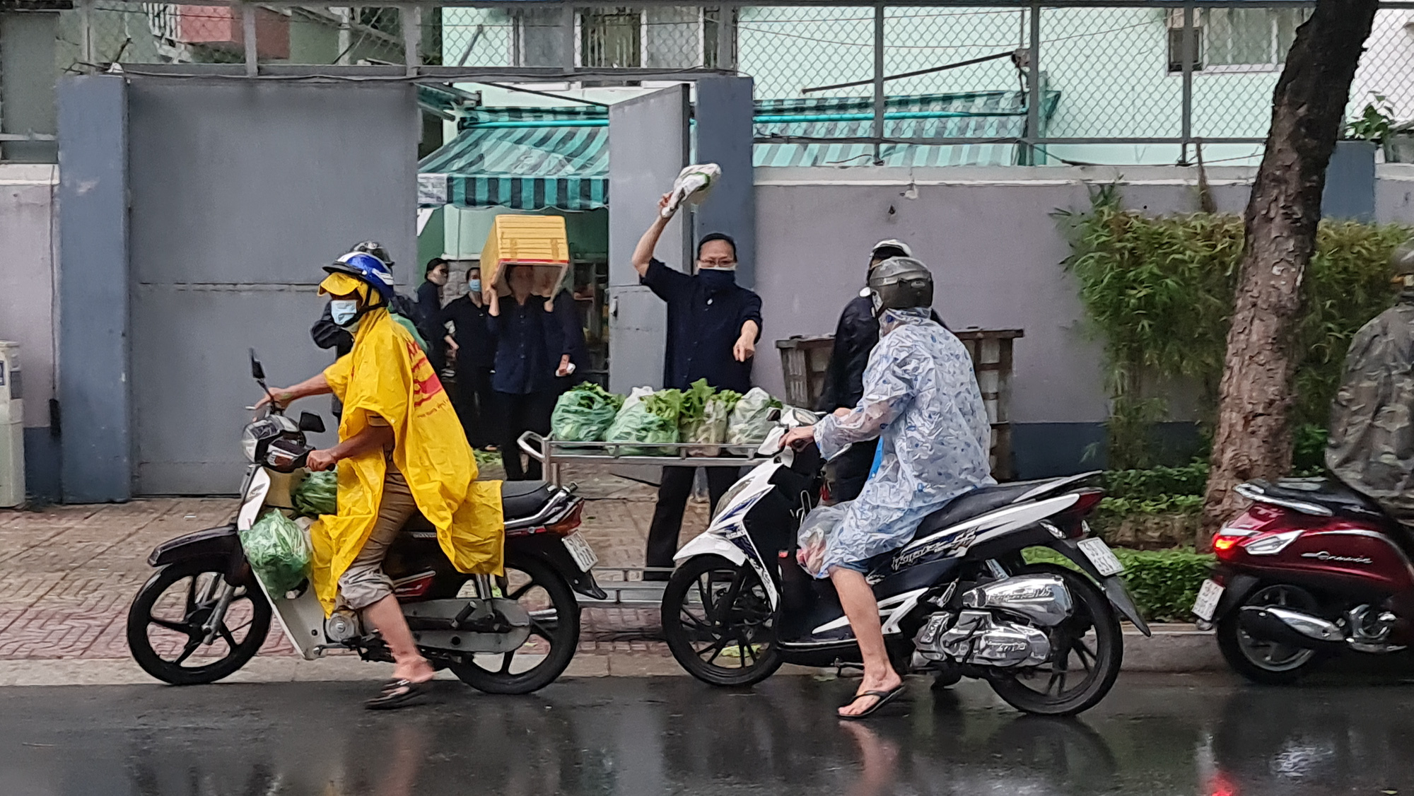 Hình ảnh ấm lòng giữa buổi chiều mưa ngập nhiều nơi ở TP HCM