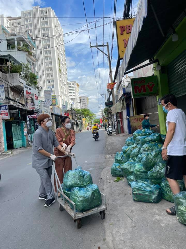 Hoa hậu Kh&aacute;nh V&acirc;n c&ugrave;ng nhiều nghệ sĩ tiếp tục hỗ trợ người d&acirc;n chống dịch - Ảnh 4.
