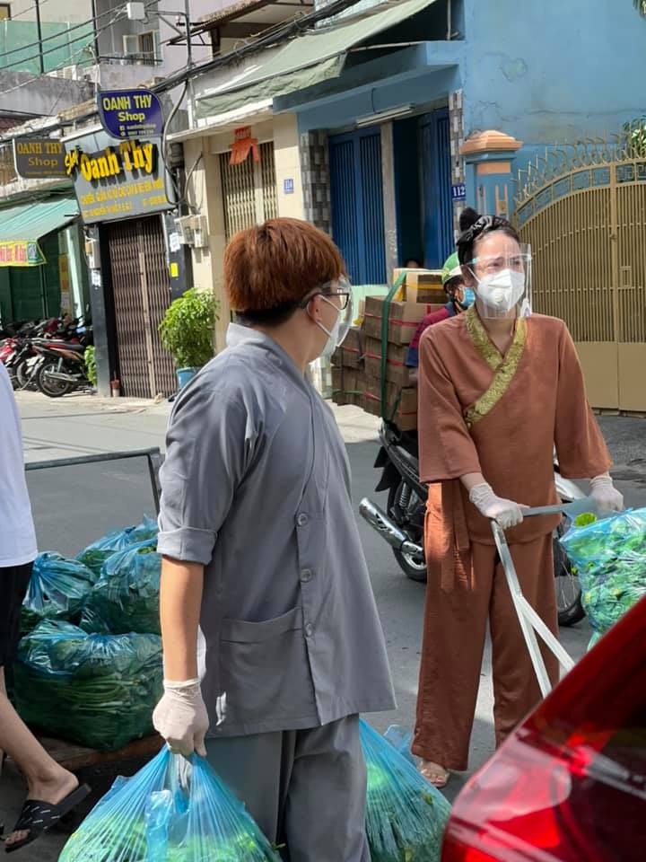 Hoa hậu Kh&aacute;nh V&acirc;n c&ugrave;ng nhiều nghệ sĩ tiếp tục hỗ trợ người d&acirc;n chống dịch - Ảnh 3.