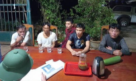 Nửa đêm, 5 ngư dân lao xuống biển vì con tàu tiền tỉ bất ngờ bốc cháy