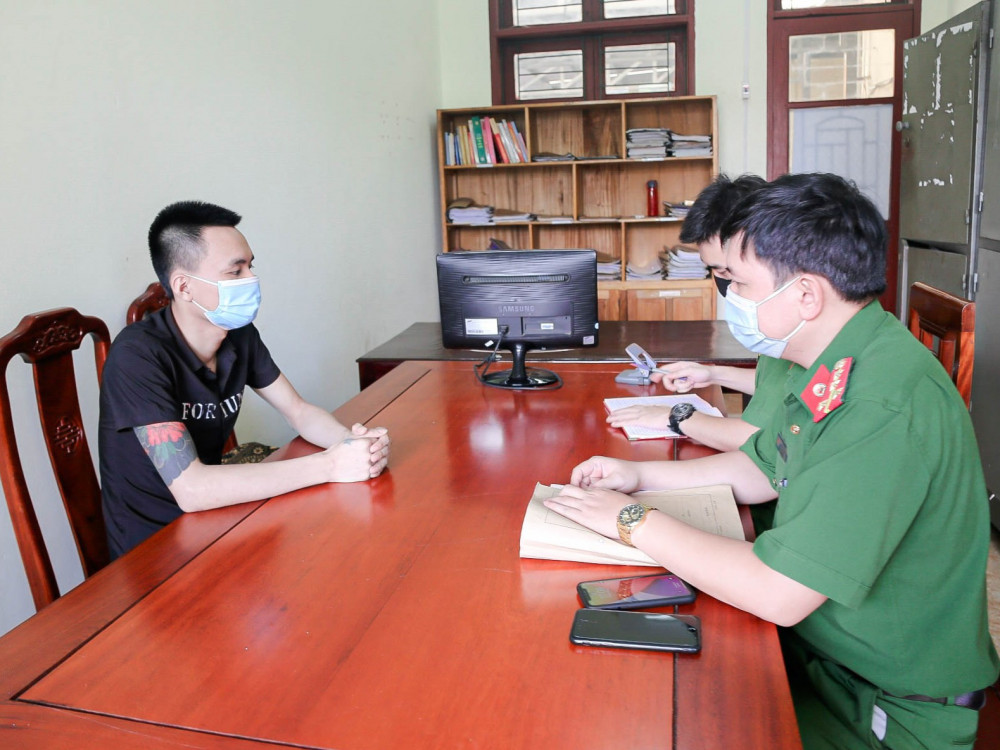 Thu&ecirc; người n&eacute;m bom xăng v&agrave;o nh&agrave; c&aacute;n bộ c&ocirc;ng an để dằn mặt - Ảnh 3.