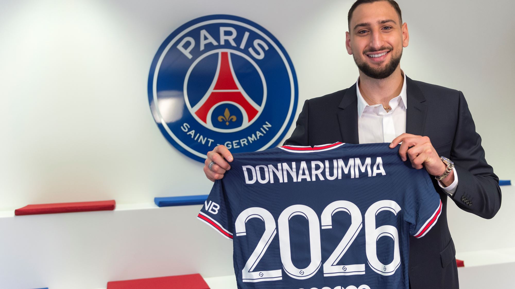 Cầu thủ xuất sắc nhất Euro 2020 gia nhập Paris Saint-Germain giá 0 đồng