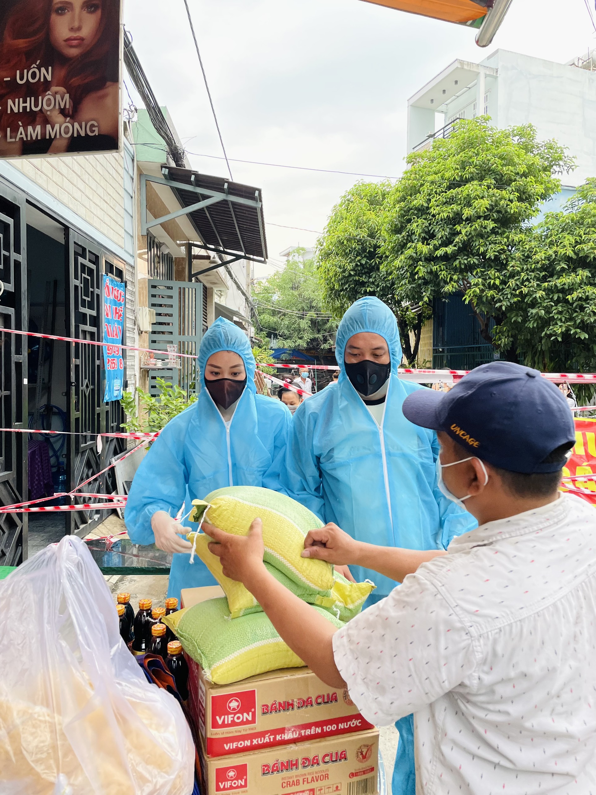 Hoa hậu Kh&aacute;nh V&acirc;n c&ugrave;ng nhiều nghệ sĩ tiếp tục hỗ trợ người d&acirc;n chống dịch - Ảnh 1.