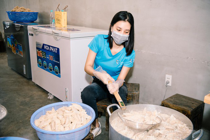 Hoa hậu Kh&aacute;nh V&acirc;n c&ugrave;ng nhiều nghệ sĩ tiếp tục hỗ trợ người d&acirc;n chống dịch - Ảnh 7.