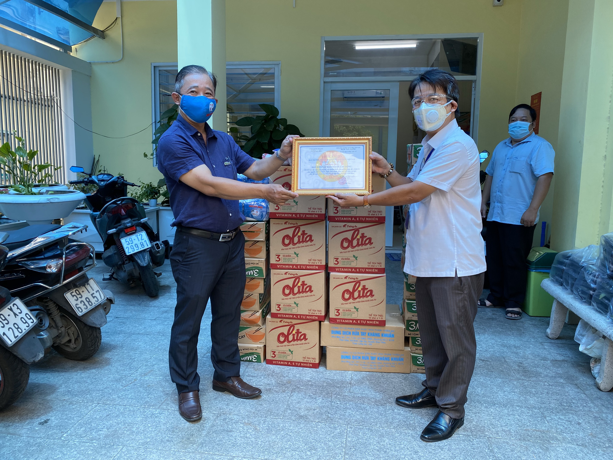 &ldquo;Thực phẩm miễn ph&iacute; c&ugrave;ng cả nước chống dịch&rdquo; đến với quận 1, TP HCM - Ảnh 2.