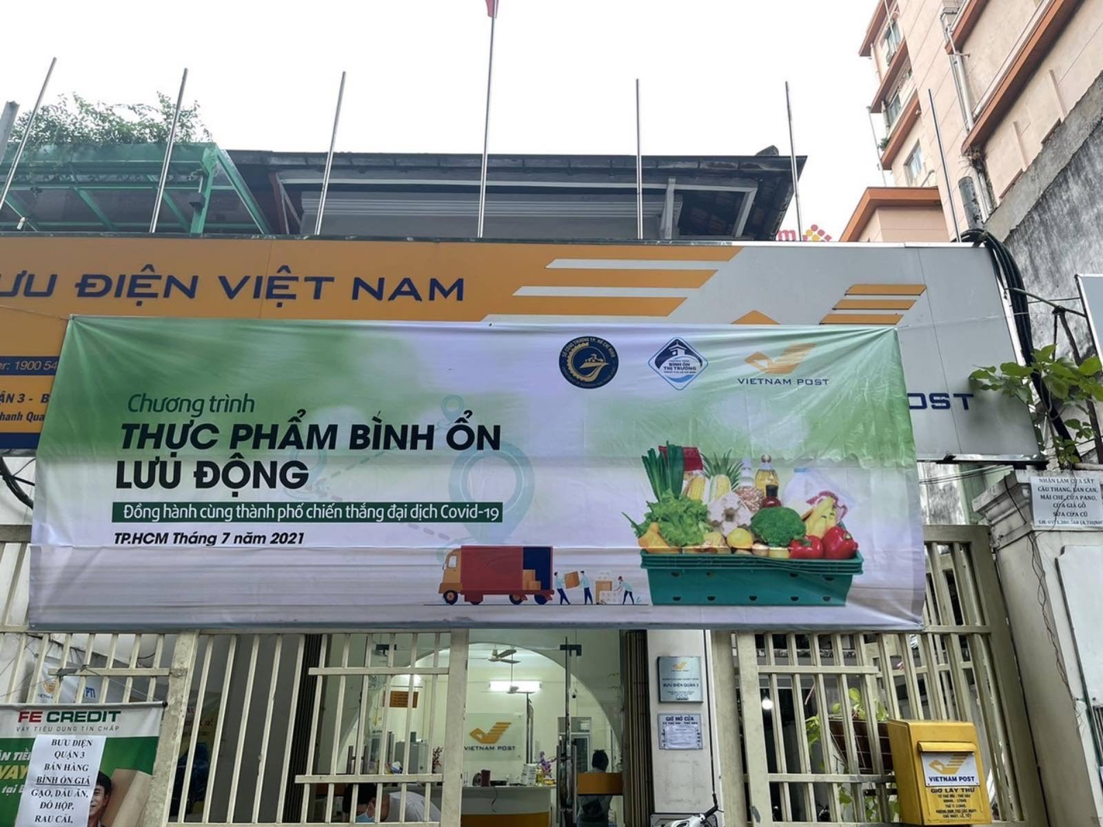 H&agrave;ng trăm bưu điện tại TP HCM b&aacute;n th&ecirc;m rau củ gi&aacute; b&igrave;nh ổn thị trường - Ảnh 1.