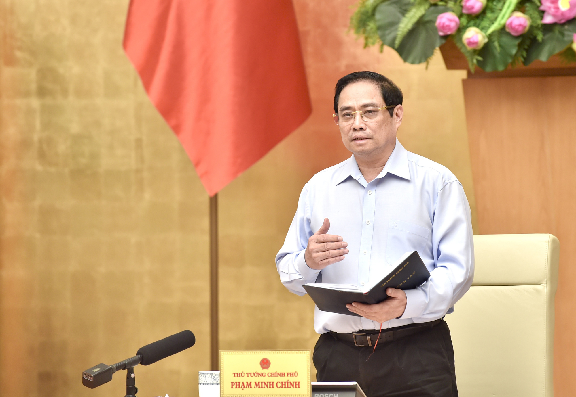 Thủ tướng: Cắt giảm chi tiêu để chống dịch Covid-19, mua vắc-xin
