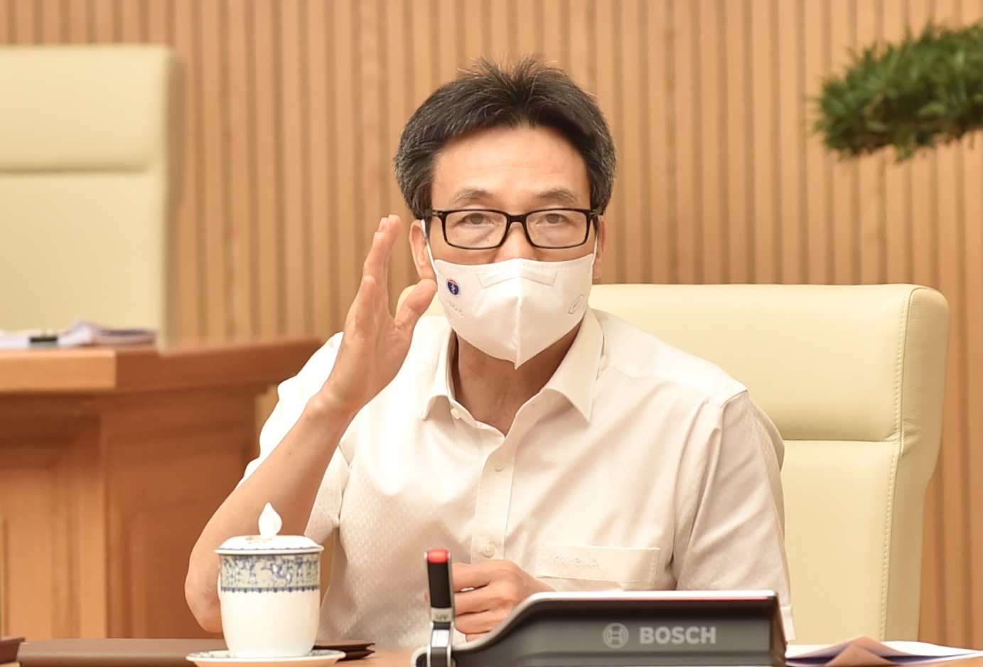 Thủ tướng: Cắt giảm chi tiêu để chống dịch Covid-19, mua vắc-xin - Ảnh 2.