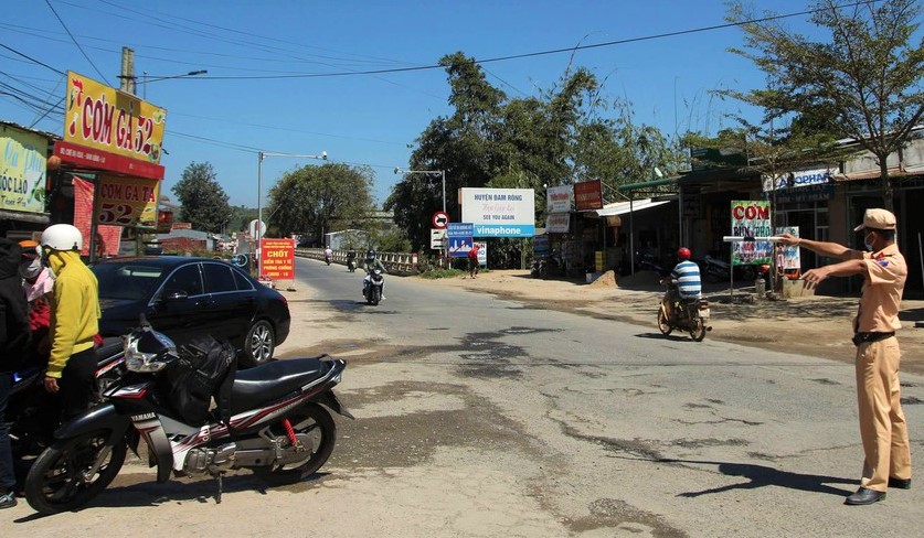 Lâm Đồng: Xử phạt 3 trường hợp bơi qua sông Krông Nô để né chốt kiểm dịch Covid-19 - Ảnh 1.