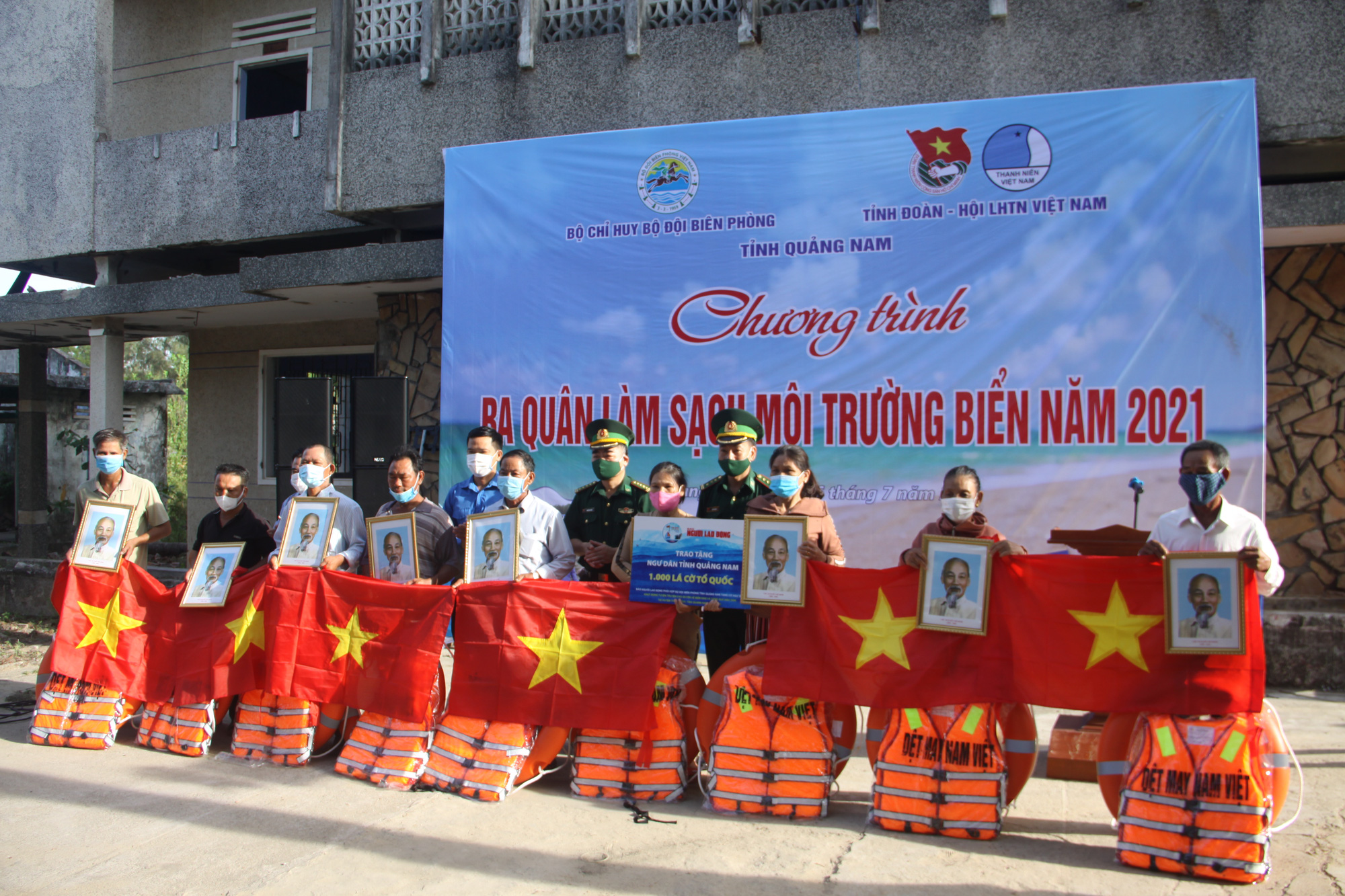 Cờ Tổ quốc đến với ngư d&acirc;n Quảng Nam - Ảnh 1.