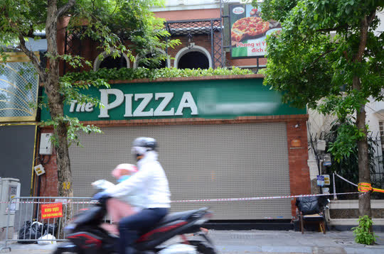 Cận cảnh phong toả quán Pizza có ca F0 phức tạp là đầu bếp kiêm shipper - Ảnh 2.