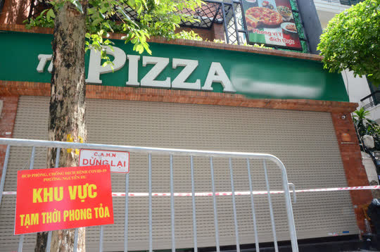 Cận cảnh phong toả quán Pizza có ca F0 phức tạp là đầu bếp kiêm shipper - Ảnh 3.