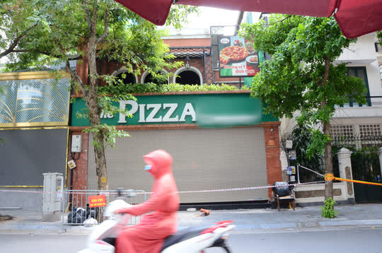 Cận cảnh phong toả quán Pizza có ca F0 phức tạp là đầu bếp kiêm shipper