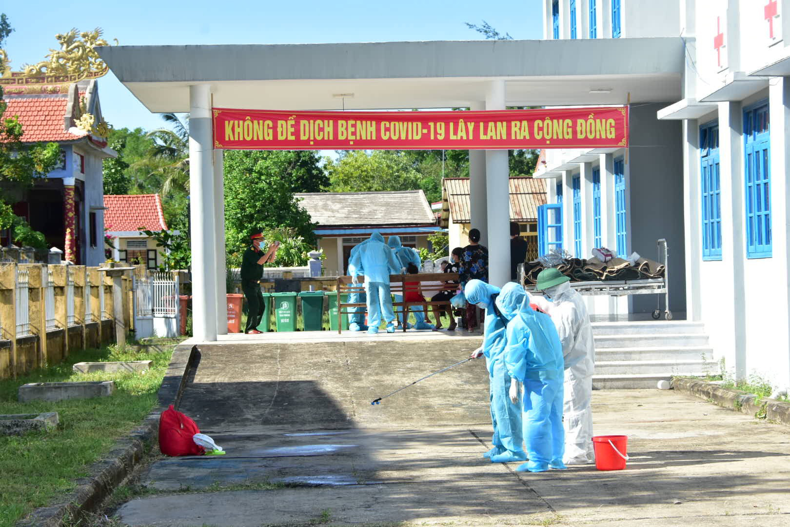 Đón người dân về quê - Ảnh 1.