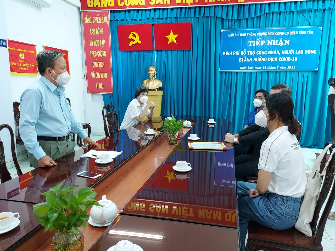 Chung tay chăm lo cho c&ocirc;ng nh&acirc;n kh&oacute; khăn  - Ảnh 2.