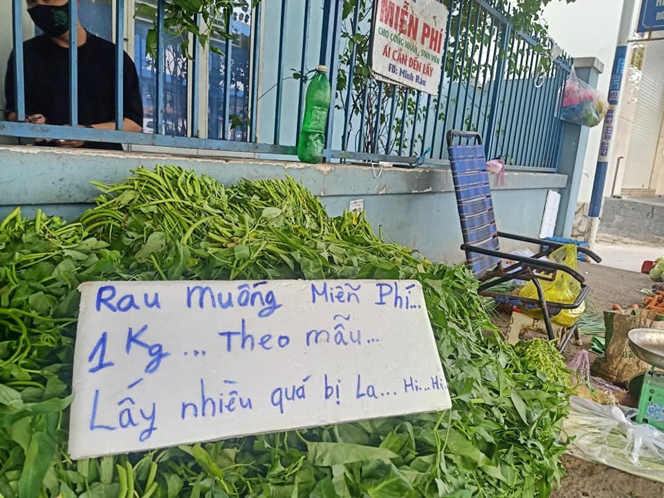 Ông chủ sạp rau Minh Râu kể về chuyện vừa bán vừa cho - Ảnh 4.