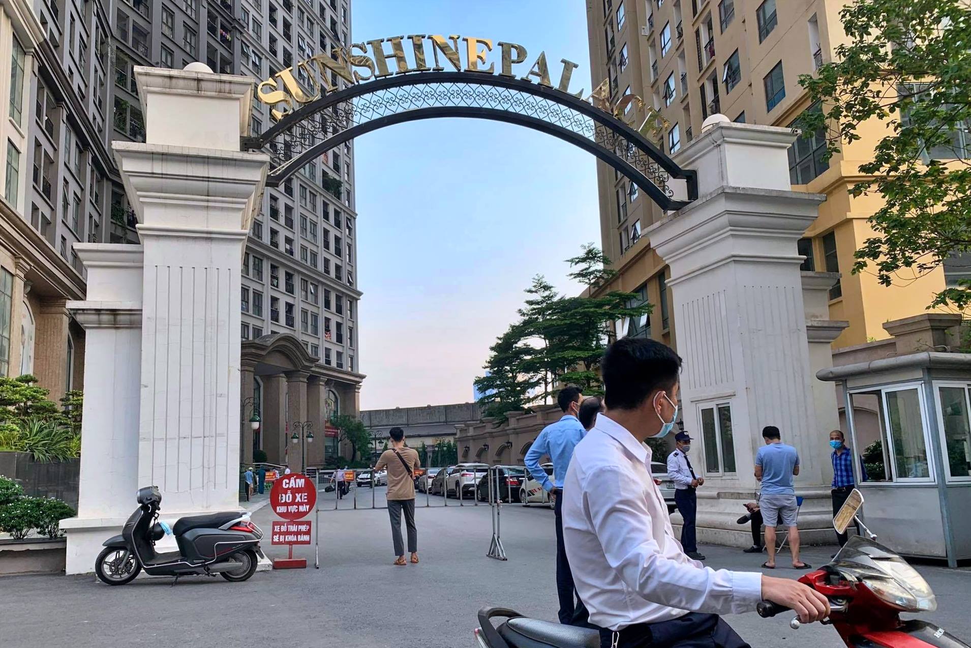Chung cư Sunshine Palace với gần 1.000 người bị phong tỏa