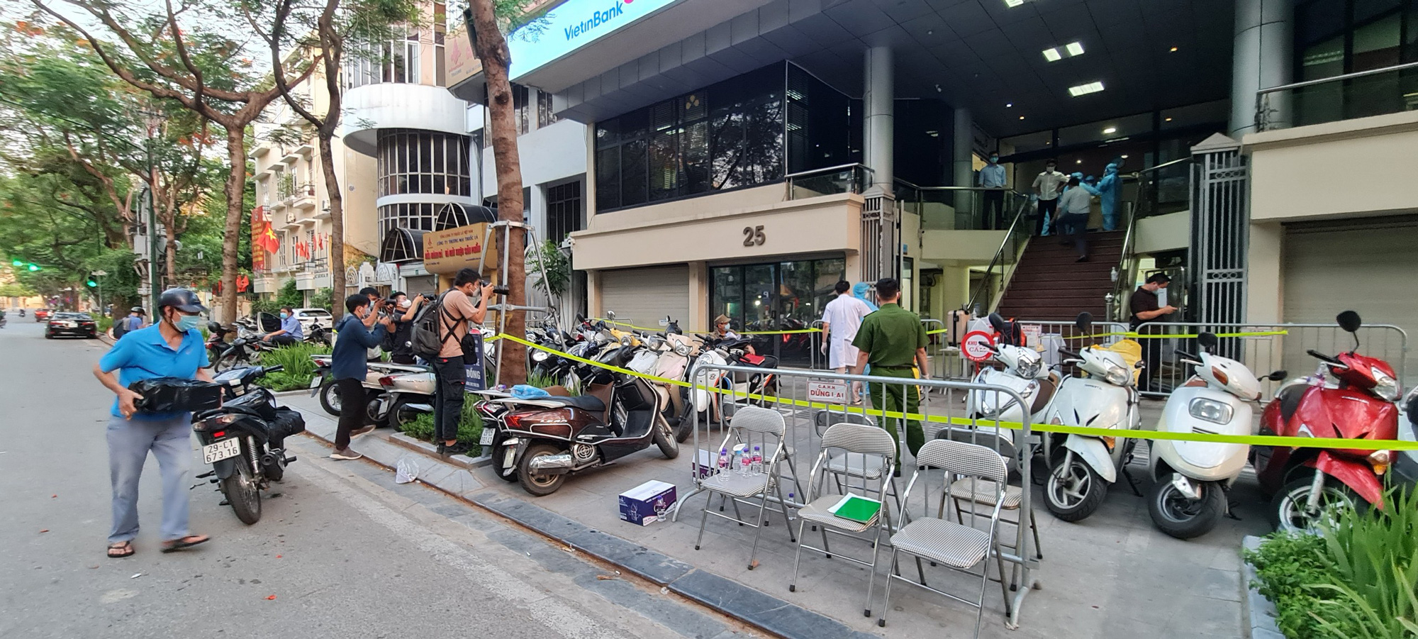 CLIP: Cận cảnh phong toả chi nhánh ngân hàng Vietinbank ở trung tâm Hà Nội - Ảnh 11.