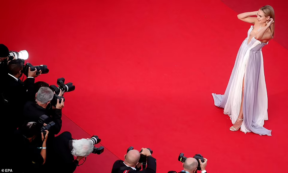Minh tinh Kimberley Garner khoe vòng ba trên thảm đỏ Cannes 2021 - Ảnh 2.