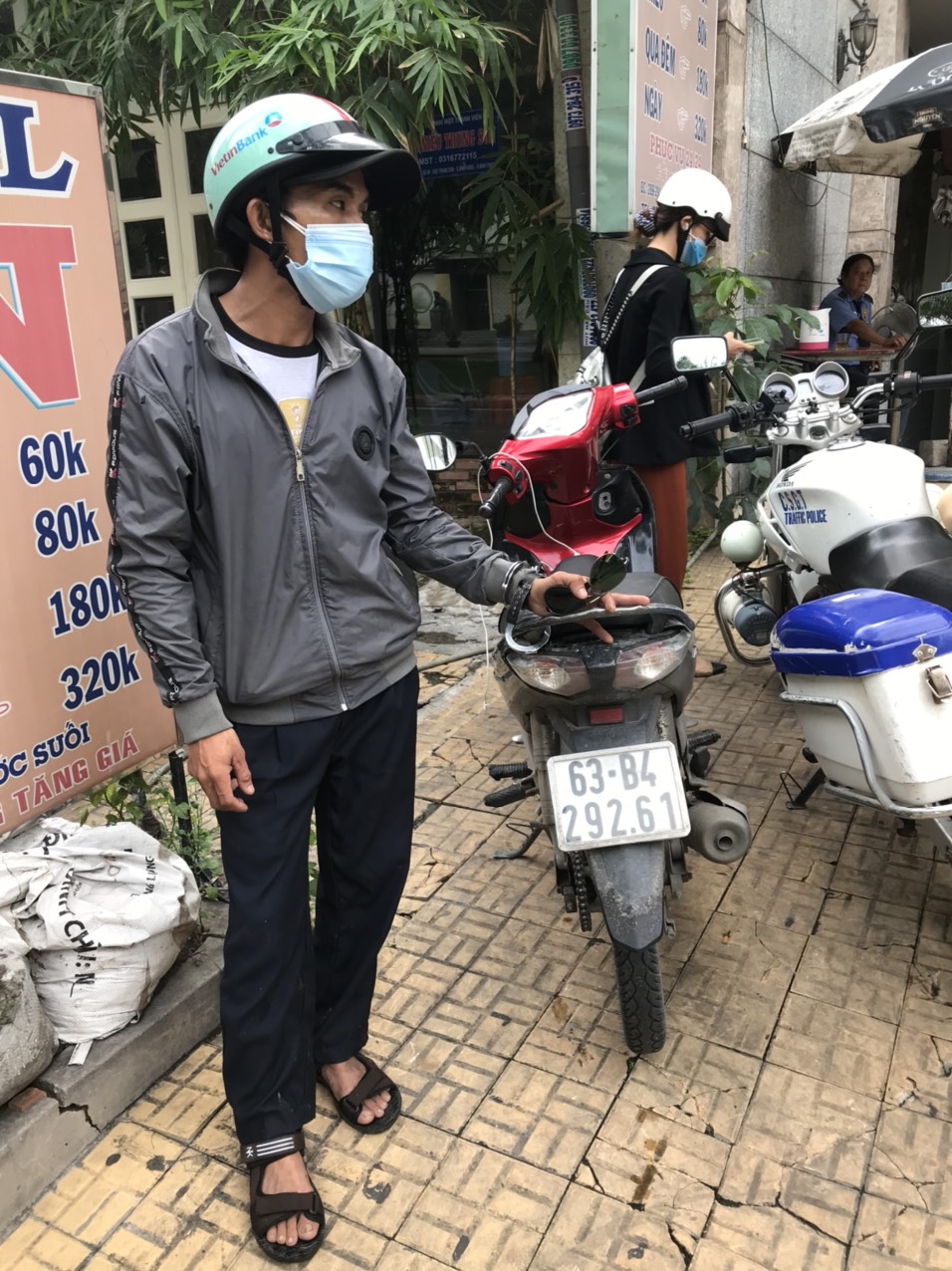 Tho&aacute;t nhiều chốt kiểm so&aacute;t v&agrave;o TP HCM, t&ecirc;n trộm xe m&aacute;y bị CSGT t&oacute;m gọn - Ảnh 1.
