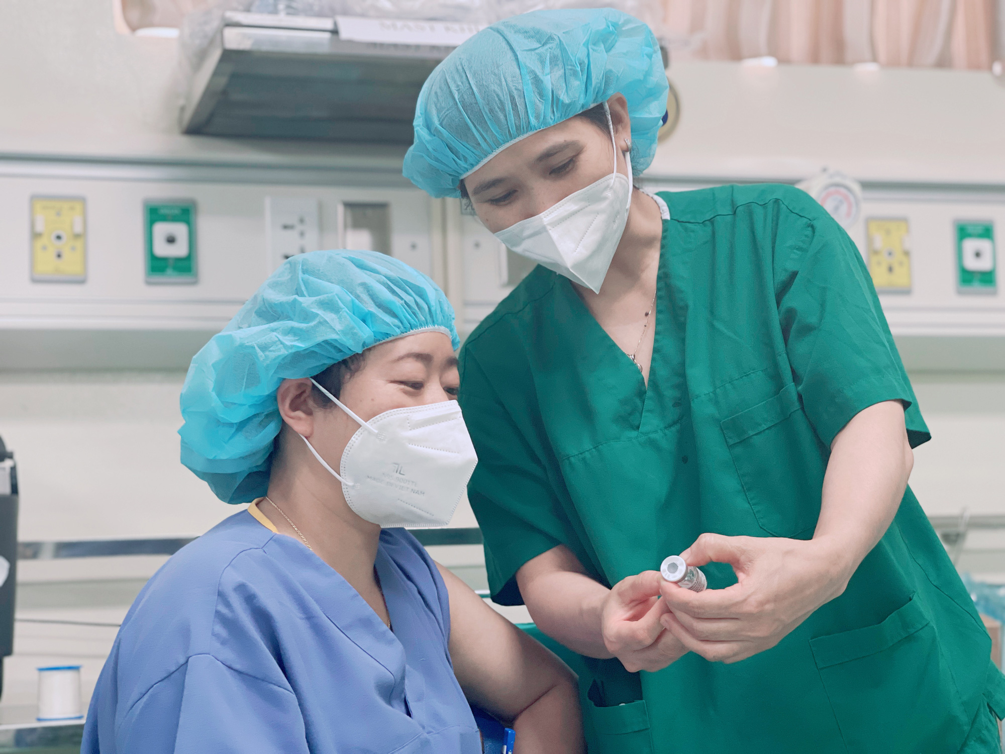 Người có tiền sử phản vệ độ 2 không được tiêm vắc-xin Covid-19 cùng loại