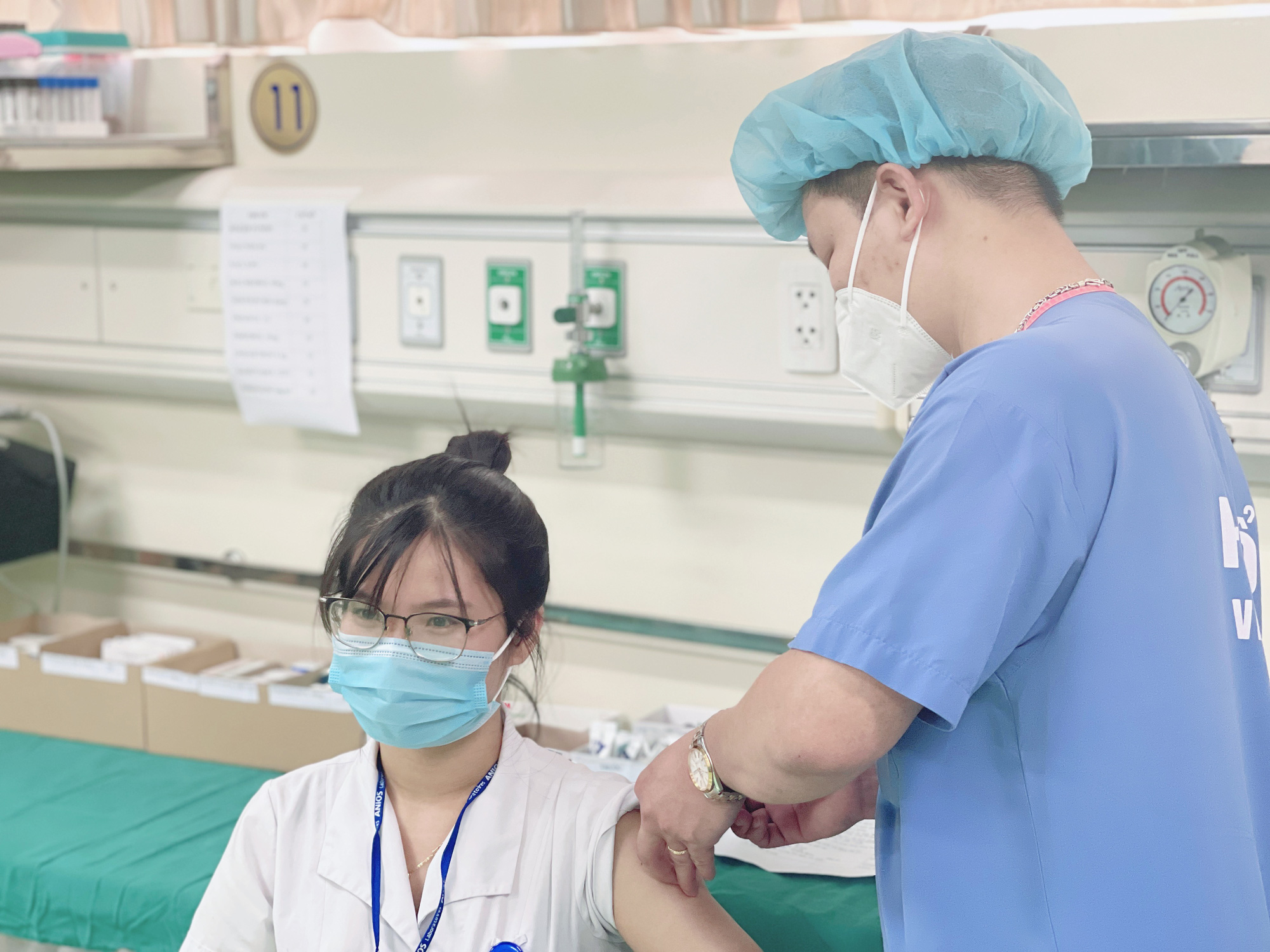 Người c&oacute; tiền sử phản vệ độ 2 kh&ocirc;ng được ti&ecirc;m vắc-xin Covid-19 c&ugrave;ng loại - Ảnh 1.