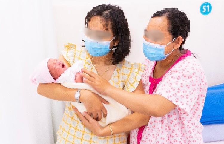 Xúc động em bé ra đời nhờ kỹ thuật mang thai hộ giữa đại dịch Covid-19 - Ảnh 2.