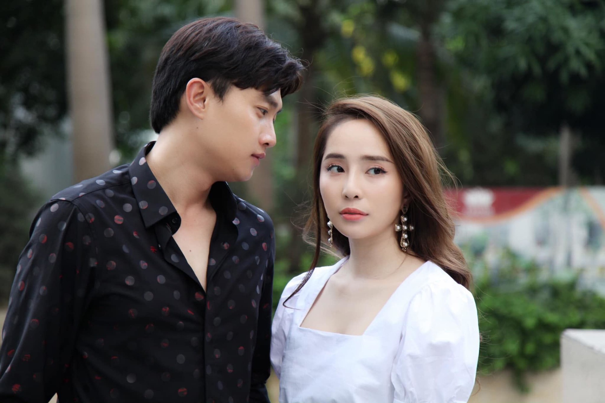 Chồng qu&aacute; th&acirc;n với vợ cũ - Ảnh 1.