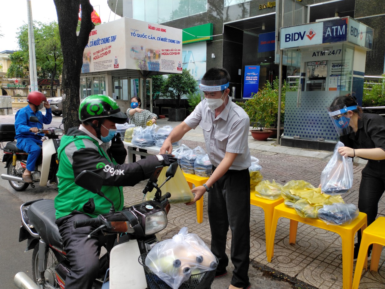 "Thực phẩm miễn phí cùng cả nước chống dịch" tiếp tục hành trình sẻ chia